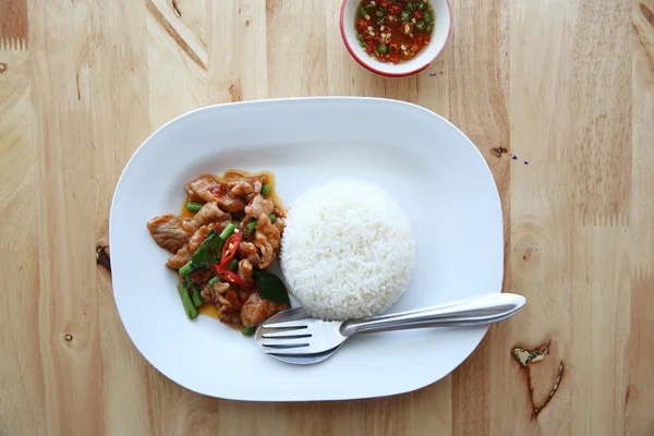 水稻对木材的背景下，泰国佛与泰国咖喱炸的猪排 — 图库照片