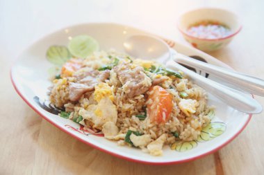 Kızarmış domuz eti ahşap zemin, Tayland yemekleri üzerine limonlu pilav