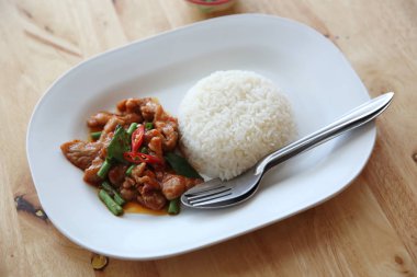 Tay curry ve pirinç üzerine ahşap arka plan, Tay fo ile kızarmış domuz eti