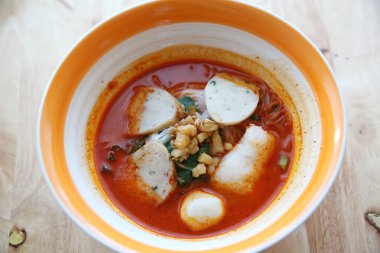 Balık ve balık Tom yum şehriye ahşap arka plan, Tayland gıda