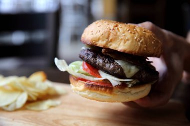 Ahşap arka planda sığır burger