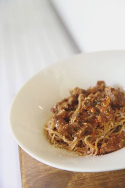 Ahşap zemin üzerine spagetti sığır eti güveç