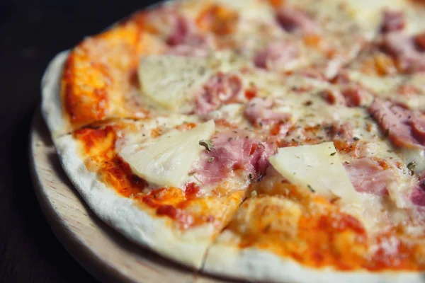 Pizza Hawai, pizza met ananas en ham met kaas en — Stockfoto