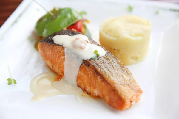 Salmão assado, bife de salmão com batatas em molho de vinho branco — Fotografia de Stock