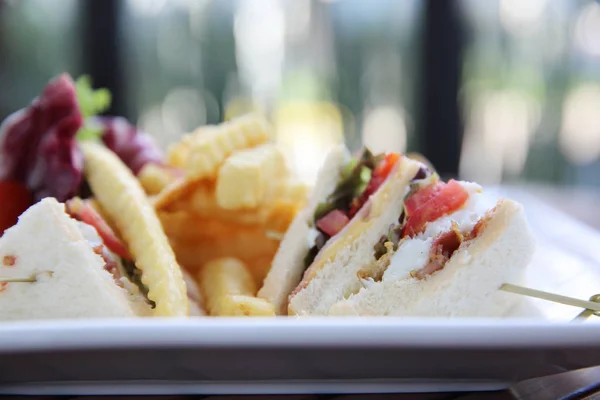Club-Sandwich mit Hühnerbrust, Speck, Tomate, Gurke und — Stockfoto