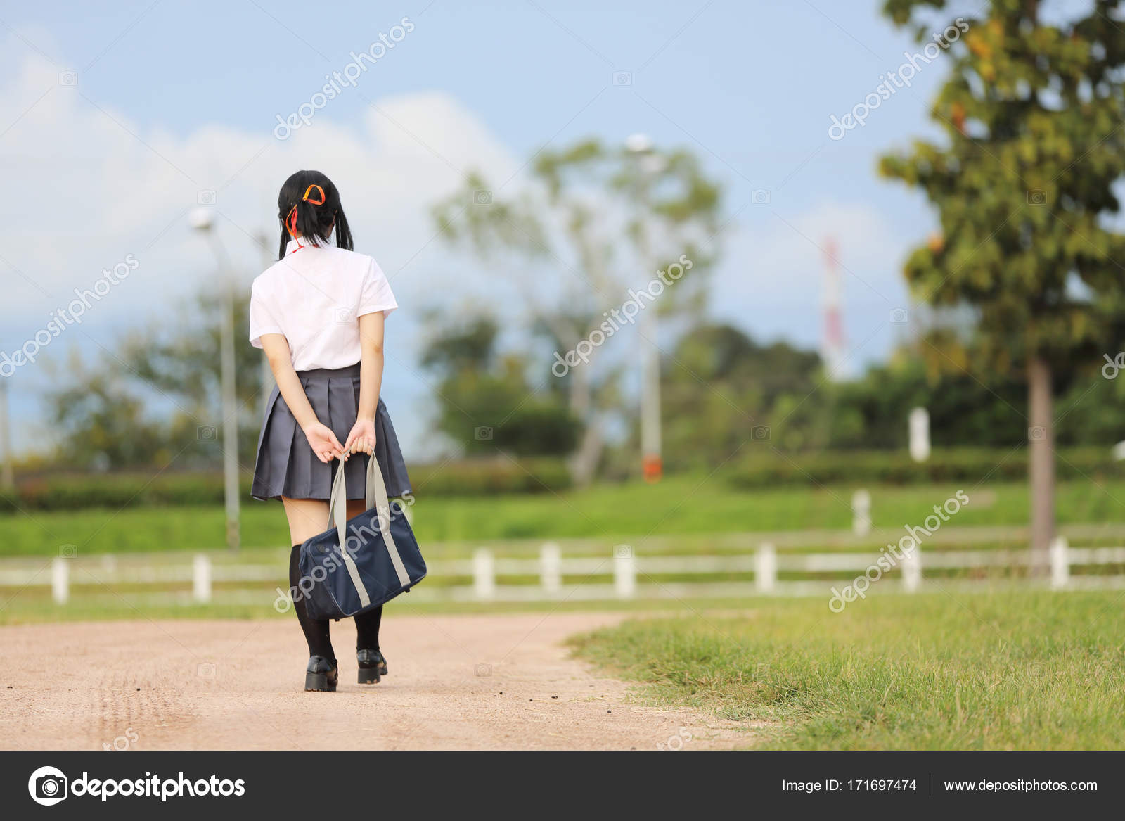 Japanische Schule im Grünen mit Grasberg und Baum — Stockfoto © piyato