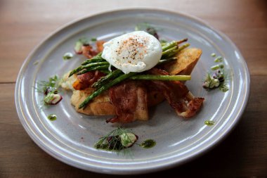 haşlanmış yumurta benedict pastırma kuşkonmaz üzerinde yumurta ve Kahvaltı ekmek