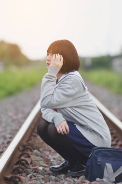 Japon liseli kız kırsal park ile portresi