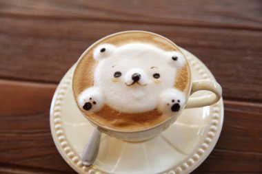 Üstte ayı ile Latte Kahve