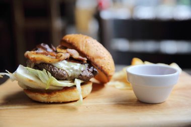 Ahşap arka planda sığır burger