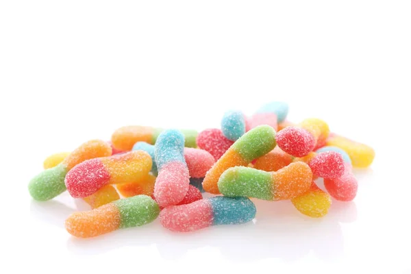 Coloridos caramelos de azúcar de gelatina gomosa se cierran aislados en ba blanca —  Fotos de Stock