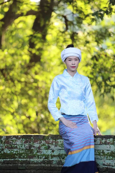 Porträt einer thailändischen jungen Frau in traditioneller thailändischer Kleidung — Stockfoto