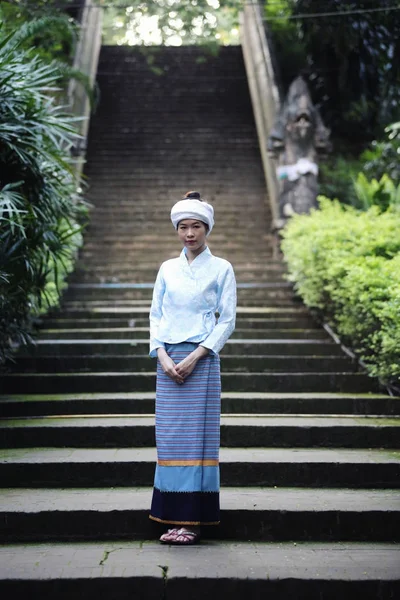 Ritratto di giovane donna tailandese con abito tradizionale thai in thai — Foto Stock