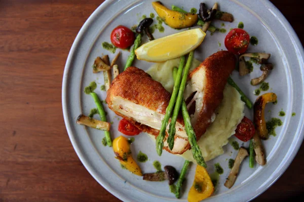 Fried chicken cheese on mash potato — Stock Photo, Image