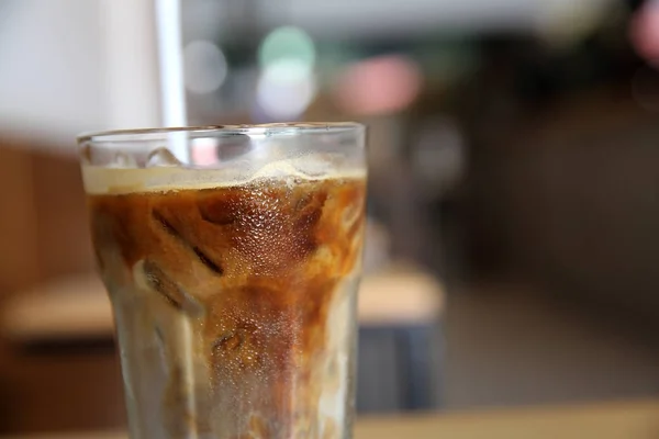 Café helado sobre fondo de madera — Foto de Stock