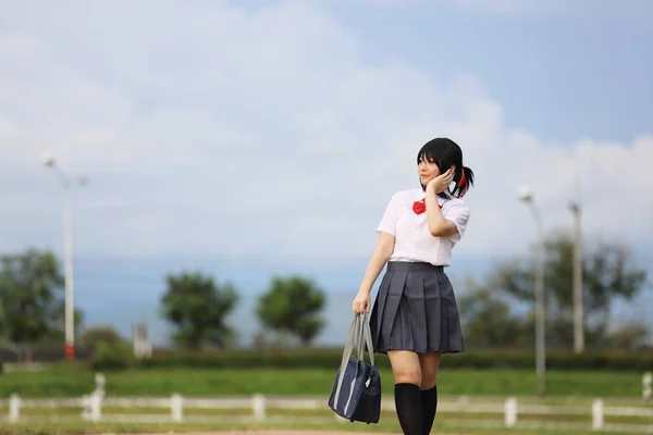 Scuola giapponese in campagna con erba montagna e albero — Foto Stock