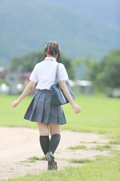 Japansk skola på landsbygden med gräs och träd — Stockfoto