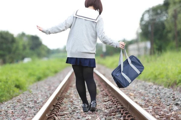 Retrato de niña de escuela japonesa con parque rural —  Fotos de Stock