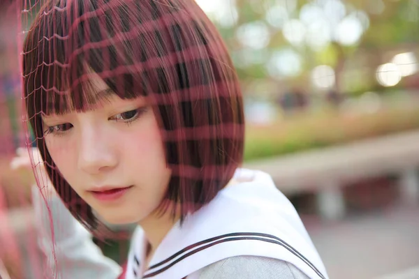 Vidéki park japán iskola lány portréja — Stock Fotó