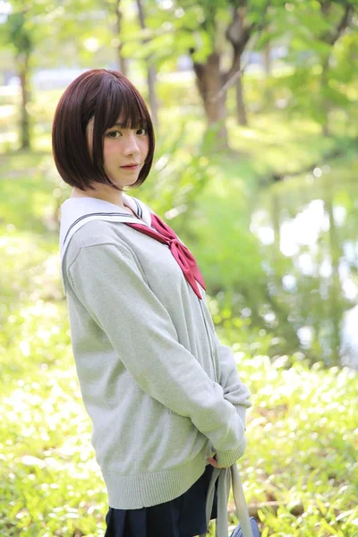Portret van Japanse school meisje met platteland park — Stockfoto