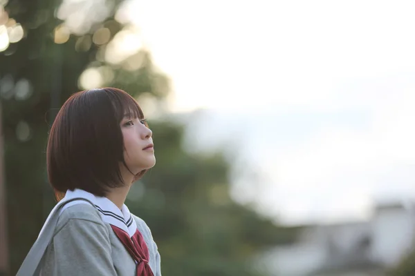Retrato de niña de escuela japonesa con parque rural — Foto de Stock