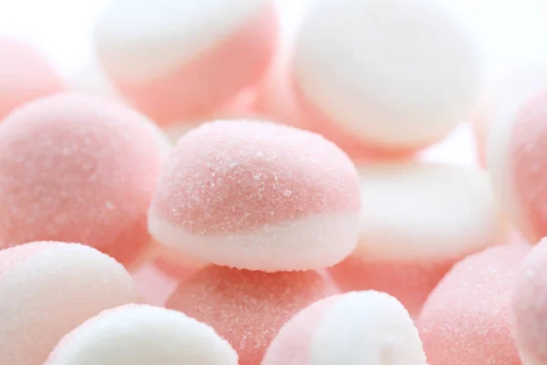 Růžové želé bonbóny izolován v bílém pozadí — Stock fotografie