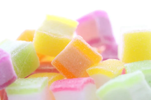 Барвисті цукерки з кубиками желе ізольовані на білому тлі — стокове фото