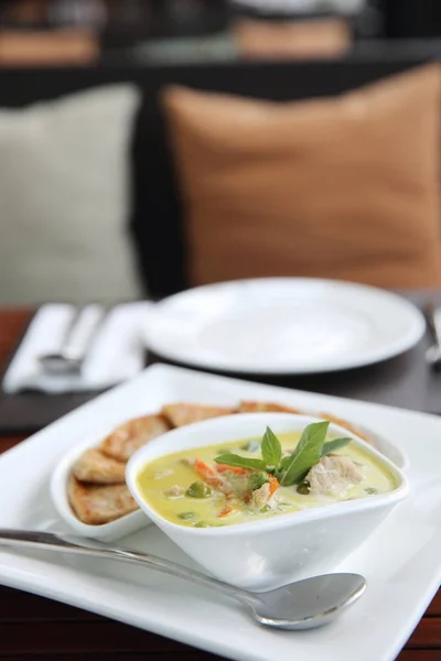 Thais eten, groene kerrie soep met roti — Stockfoto