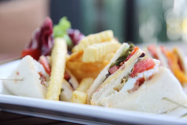 Club sandwich met kipfilet, bacon, tomaat, komkommer een — Stockfoto