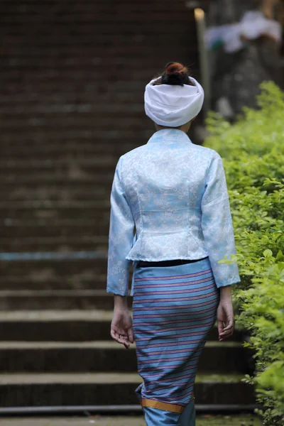 Retrato de mujer joven tailandesa con vestido tradicional tailandés caminando —  Fotos de Stock