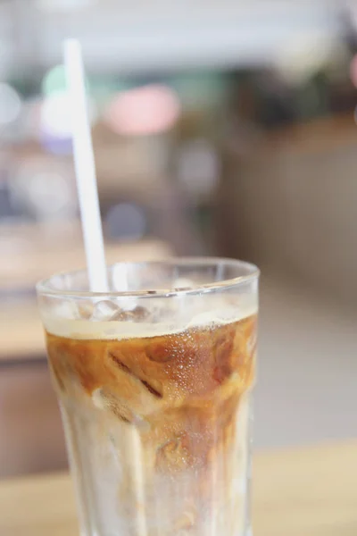 Café helado sobre fondo de madera — Foto de Stock
