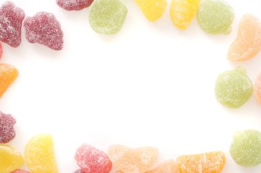 Renkli meyve şeker beyaz arka planda izole jöle
