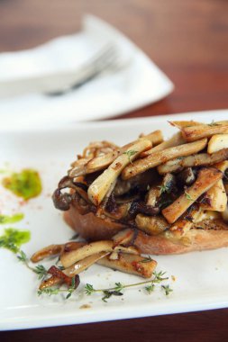 Mantar tahta arka plan sekmesinde gevrek beyaz ekmek