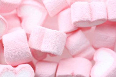 Beyaz arka planda izole pembe kalp hatmi