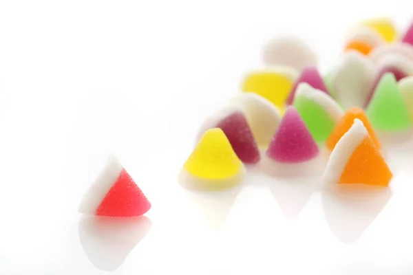 Cukierki kolorowe galaretki na białym tle w tle — Zdjęcie stockowe