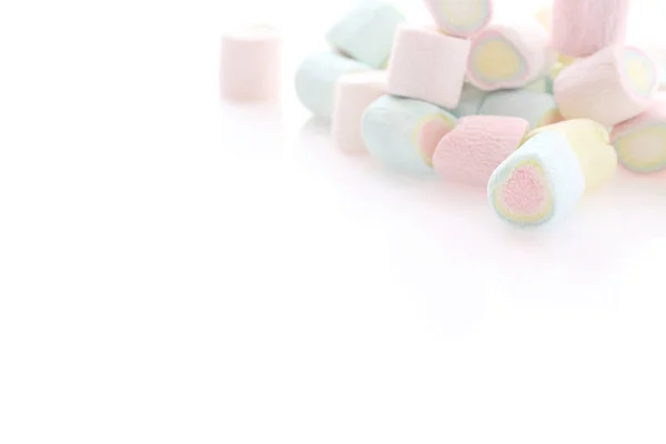 Pastelové barevné marshmallows izolován v bílém pozadí — Stock fotografie