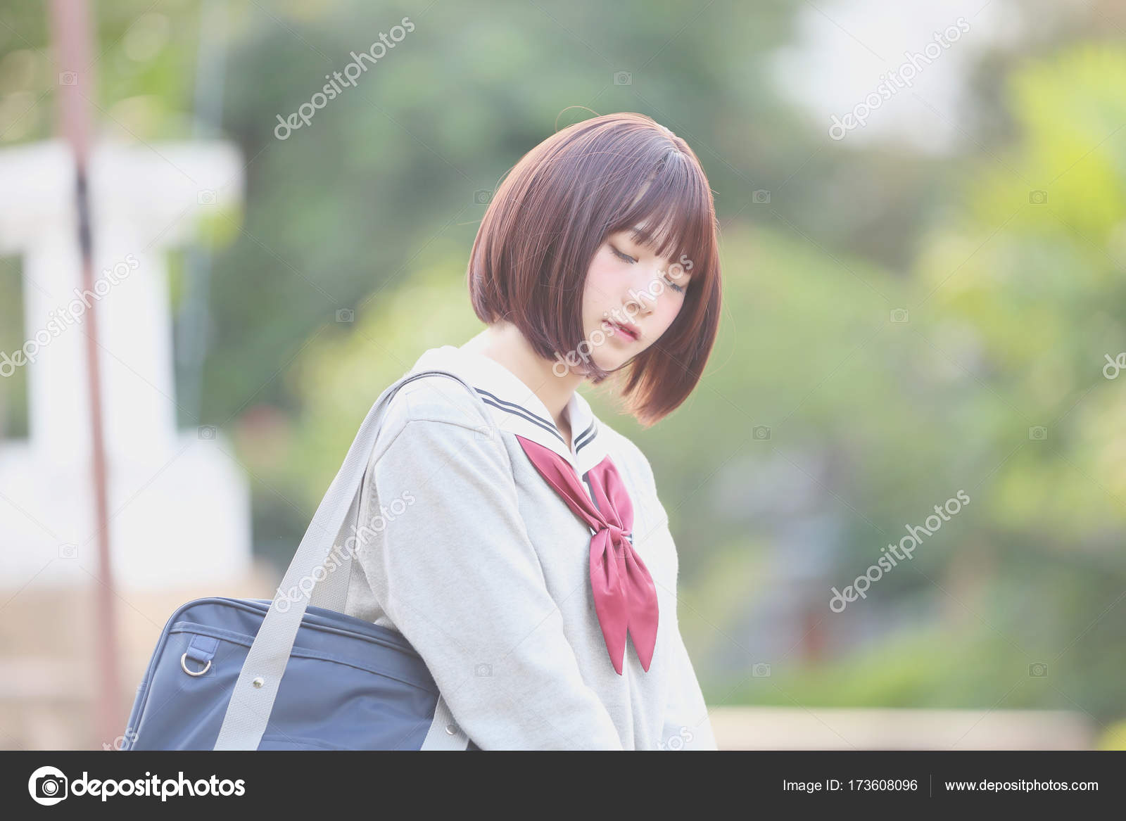 田舎の公園で日本の学校の女の子の肖像画 ストック写真 C Piyato 田舎の公園で日本の学校の女の子の肖像画 ストック写真 C Piyato