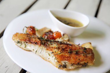 Deniz levreği fileto ahşap arka plan üzerinde 