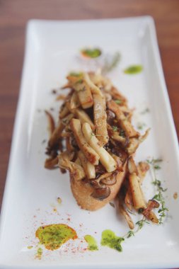 Mantar tahta arka plan sekmesinde gevrek beyaz ekmek