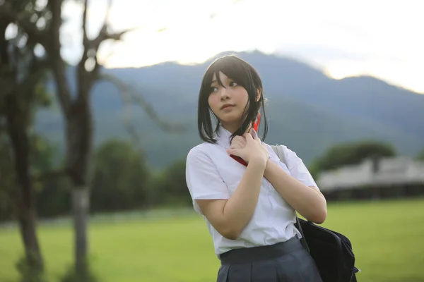 Escola japonesa no campo com grama montanha e árvore — Fotografia de Stock