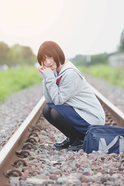 Portret van Japanse school meisje met platteland park — Stockfoto