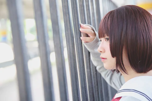 Porträt eines japanischen Schulmädchens mit Landschaftspark — Stockfoto