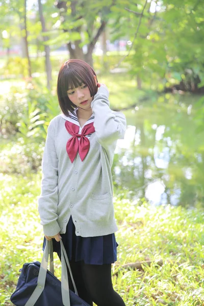 Portret van Japanse school meisje met platteland park — Stockfoto