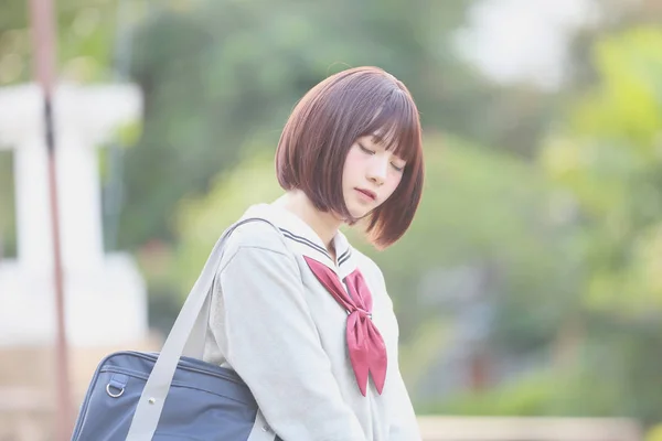 Vidéki park japán iskola lány portréja — Stock Fotó