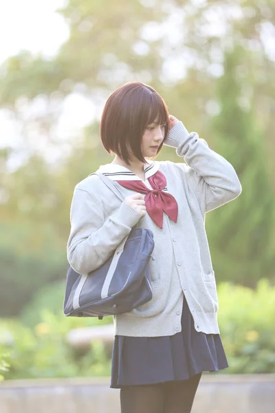 Porträtt av japanska skolflicka med landsbygden park — Stockfoto