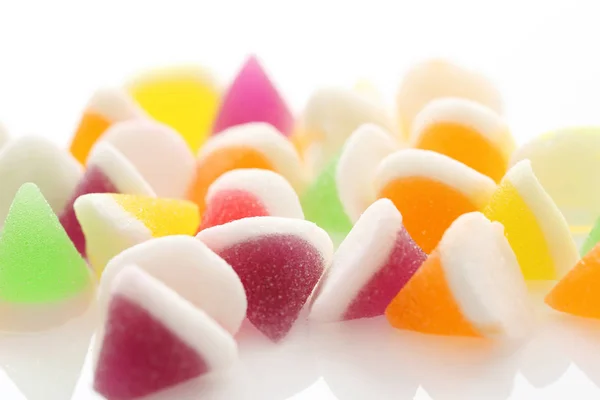 흰색 배경에서 분리 하는 다채로운 젤리 사탕 — 스톡 사진