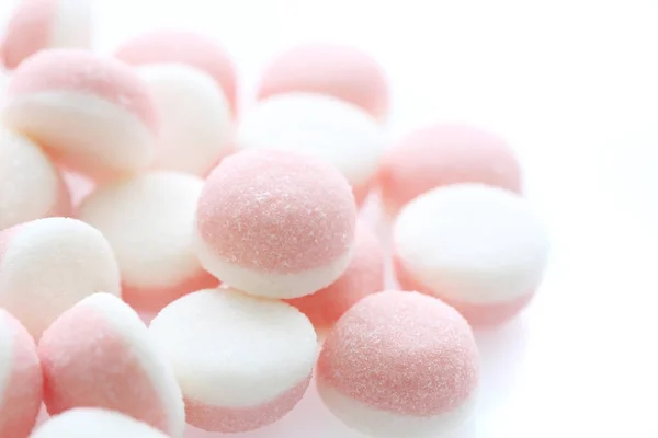白色背景的粉红色果冻糖 — 图库照片