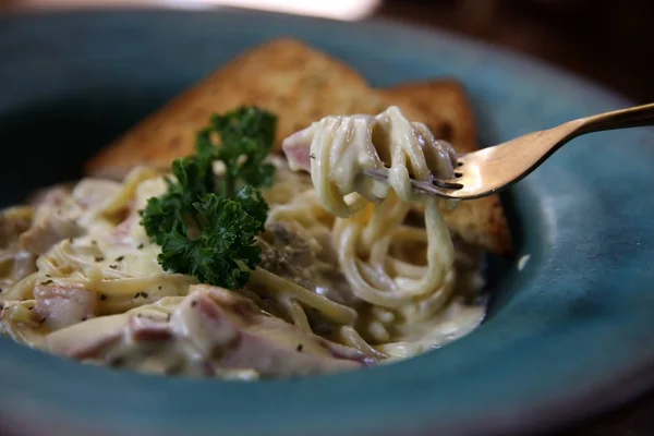 Spaghetti carbonara with ham in white sauce — Stock Photo, Image