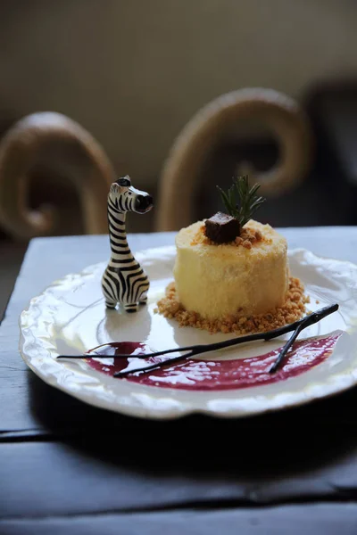 乳酪蛋糕与蓝莓果酱调味汁甜食物在木头 backgrou — 图库照片