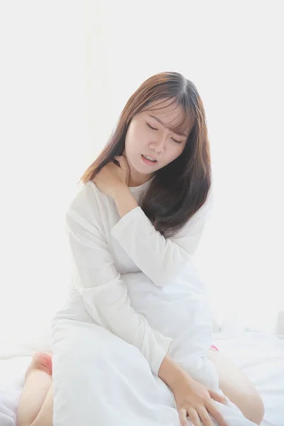 Wanita Asia muda bangun di kamar tidur dengan nada putih — Stok Foto